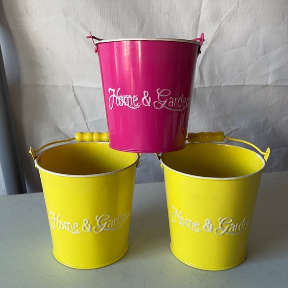 Set of 3 Cute Metal Pails Home and Garden Planters - Picture 1 of 5